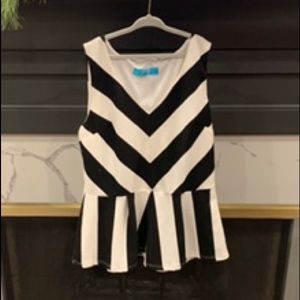 Black & white v-neck peplum top